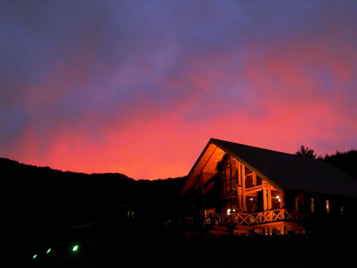 Log Hotel Larch Lake Kanayama Minamifurano Dış mekan fotoğraf